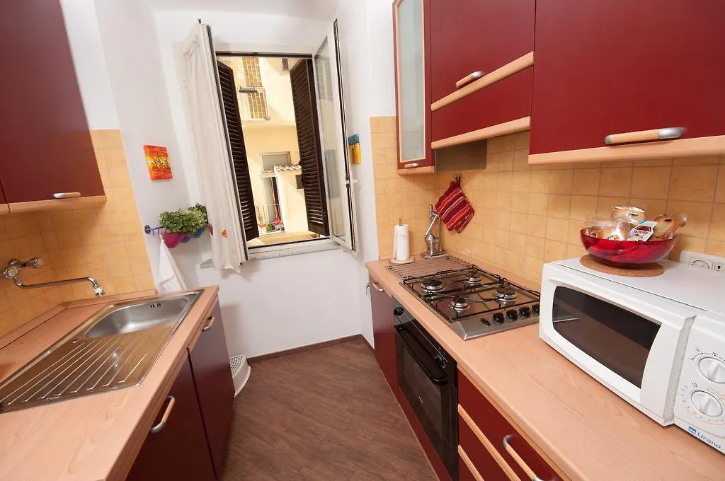 Apartment Very Close To S Peter Square, Few Minutes Walk To Metro A