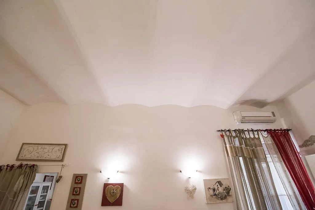 Apartment Very Close To S Peter Square, Few Minutes Walk To Metro A
